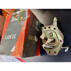 Gache de porte avant droite...